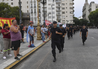 Buenos Aires, Argentina.- En las fotos tomadas el 6 de febrero del 2024, muestra el fuerte operativo de seguridad frente al Congreso mientras la Cámara de Diputados retomaba la sesión especial de la denominada Ley Ómnibus. Las reformas del presidente de Argentina, Javier Milei, dieron marcha atrás, por falta de apoyo de sus aliados en la Cámara de Diputados, que volverá a tratarlas desde cero en una comisión.