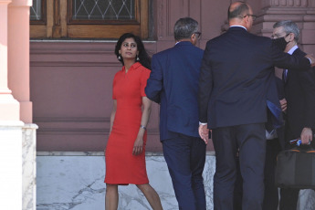 Buenos Aires, Argentina.- En las fotos tomadas el 22 de febrero del 2024, el presidente argentino, Javier Milei, recibió en la Casa Rosada a la subdirectora gerente del Fondo Monetario Internacional (FMI), Gita Gopinath (izquierda), quien se encuentra en Buenos Aires para reunirse con funcionarios del Gobierno y representantes de distintos sectores a fin de conocer la marcha de la economía.