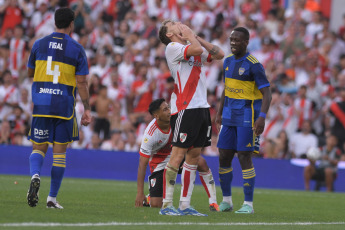 Buenos Aires, Argentina.- En la foto tomada el 25 de febrero de 2024, River y Boca empataron 1 a 1 en el estadio Más Monumental este domingo por la fecha 7 de la Copa de la Liga. Los goles llegaron en el segundo tiempo, en los pies de Solari y Medina. Final caliente en Núñez. Con este resultado, el equipo de Demichelis quedó puntero en la Zona A con 13 puntos, igualando la línea de Independiente. Los de Diego Martínez llegaron a las 10 unidades y se ubican séptimos en la Zona B.