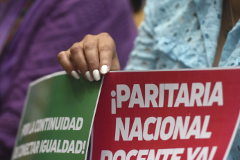 Buenos Aires, Argentina.- En las fotos tomadas el 14 de febrero del 2024, la Confederación de Trabajadores de la Educación (Ctera) advirtió que "peligra el inicio de clases" y reiteró su pedido al Gobierno nacional para la "urgente convocatoria" a la paritaria nacional docente, a pocos días del comienzo del ciclo lectivo en todo el país.