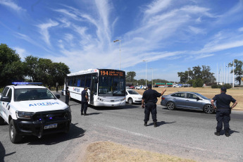 Entre Rios, Argentina.- En las fotos tomadas el 2 de febrero del 2024, una empresa concesionaria realiza el operativo de remoción del barco siniestrado en el Puente Mitre del Complejo Ferrovial Zárate-Brazo Largo, con un grupo de trabajo compuesto por 30 personas. Cinco días después del choque del barco de carga contra el puente Zárate-Brazo Largo, sobre las aguas del río Paraná, se retiró el navío del lugar.