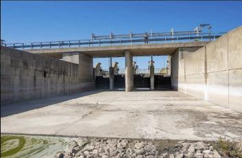 Buenos Aires, Argentina.- En las fotos tomadas el 7 de febrero del 2024, la sequía convirtió a la laguna de Gómez en un desierto. Las altas temperaturas de hasta los 40°C imperantes en gran parte del campo argentino y dispararon la alarma, tanto para la soja y el maíz, así como también para el ganado y la lechería. En el oeste de la provincia de Buenos Aires y parte de la zona núcleo ya se habla de pérdidas de lotes y problemas para cultivar el alimento de los animales.