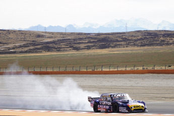 El Calafate, Argentina.- En la foto tomada el 24 de febrero de 2024, el Turismo Carretera está presente en el autódromo Enrique “Quique” Freile, de El Calafate, donde se está disputando la primera fecha de la temporada 2024. Según lo establecido, el sábado debían disputarse tres entrenamientos para la divisional mayor. Este viernes se informó que se eliminó el primer entrenamiento del día. Por lo tanto, el inicio de actividad que estaba previsto para las 8.50h, comenzará a las 10h.