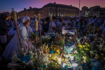 Mar del Plata, Argentina.- En las fotos tomadas el 4 de febrero del 2024, una multitud participa de la fiesta religiosa cultural y turística en la costa marplatense para homenajear a la mae Iemanjá y celebrar los 40 años de su realización en esta ciudad, además de los 25 consecutivos en la Playa Popular II. Como cada primer domingo de febrero y con una asistencia que se calcula en más de 15 mil personas, Mar del Plata fue escenario de la celebración que honra a la orixá africanista y rinde honor a la cultura y la Diversidad.