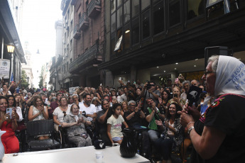 Buenos Aires, Argentina.- En las fotos tomadas el 22 de febrero del 2024, dirigentes políticos y gremiales, funcionarios e intendentes de la provincia de Buenos Aires participaron de una clase pública en defensa de la Universidad Nacional Madres de Plaza de Mayo (UNMA). La convocatoria, fue realizada por ese organismo defensor de los Derechos Humanos bajo la consigna "la Universidad de las Madres se defiende".