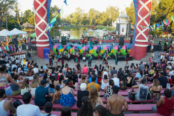 La Plata, Argentina.- En las fotos tomadas el 12 de febrero del 2024, las personas disfrutan de los carnavales alrededor del país. Las tradiciones, la música y el baile atraen a turistas en muchas ciudades de Argentina, como un evento trascendental en el calendario turístico anual, especial para un fin de semana largo que incluye lunes y martes.