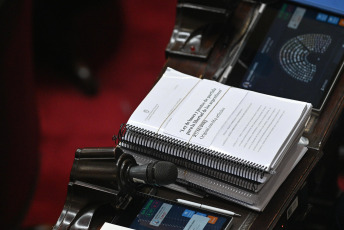 Buenos Aires, Argentina.- En las fotos tomadas el 2 de febrero del 2024, la Cámara de Diputados continuaba por tercer día consecutivo con el tratamiento del proyecto de ley "Bases". Con 144 votos a favor y 109 en contra, la polémica Ley Ómnibus, un amplio paquete de reformas que perdió más de la mitad de sus artículos, recibió una aprobación “en general” en la Cámara de Diputados, que volverá a sesionar el martes.