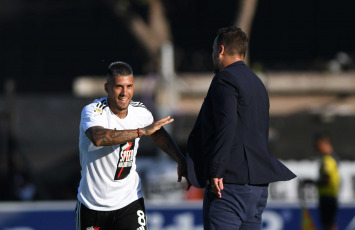 Buenos Aires, Argentina.- En las fotos tomadas el 19 de febrero del 2024, Deportivo Riestra y Atlético Tucumán, se enfrentaron por la sexta fecha de la Copa de la Liga Profesional (LPF) en el estadio del club del Bajo Flores. Deportivo Riestra consiguió su histórico primer triunfo en la Copa de la Liga Profesional al vencer 1-0 a Atlético Tucumán, con el gol de su capitán Milton Céliz, su rival, aún no ganó en lo que va del torneo.