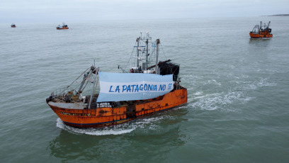 Chubut, Argentina.- En las fotos tomadas el 26 de febrero del 2024, 52 barcos de la flota pesquera reclaman de Rawson en apoyo al gobernador de Chubut, Ignacio Torres, quien lanzó una amenaza a la Nación por el freno del envío de los fondos de la coparticipación federal. La provincia patagónica reclama la retención ilegal de $13.500 millones y amenaza con cortar la provisión de crudo y gas.