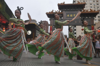 Buenos Aires, Argentina.- En las fotos tomadas el 9 de febrero del 2024, la comunidad china de argentina celebra el Año Nuevo con shows, danza del Dragón y música tradicional Buenos Aires. La comunidad china de Argentina dio inicio a las celebraciones de la llegada del "Dragón de Madera". El dragón es muy importante para toda la cultura china y, además de vigor y fuerza.