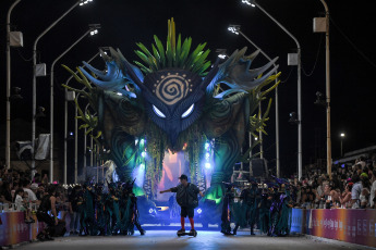 Gualeguaychú, Argentina.- En las fotos tomadas el 1 de febrero del 2024, muestra la nueva edición del carnaval de Gualeguaychú, que comenzó el 6 de enero y se extiende hasta el 24 de febrero. Cuatro comparsas recorrieron los 500 metros de pasarela al aire libre desplegados a lo largo de la antigua estación de tren, convertida ahora en el corsódromo Jose Luis Gestro, y se disputan el premio a la mejor del año.