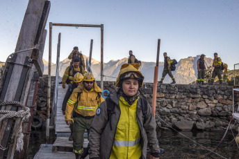 Patagonia, Argentina.- En las fotos tomadas el 15 de febrero del 2024, cuerpos de bomberos combaten los incendios forestales en el Parque Nacional Nahuel Huapi, a 30 kilómetros de Bariloche. Tras más de una semana de iniciado el incendio, ya fueron afectadas unas 600 hectáreas de bosque nativo en la costa sur del Brazo Tristeza del Lago Nahuel Huapi, de acuerdo a información oficial.