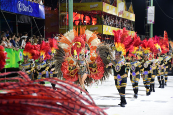 Corrientes, Argentina.- En las fotos tomadas el 13 de febrero del 2024, muestra la fiesta de Carnaval en la Capital de Corrientes que impulsó el turismo, al punto que la ocupación hotelera ascendió al 100% en la primera quincena de febrero, informaron fuentes municipales, con visitantes que, además, colman las playas y "generan un movimiento económico importante en la ciudad".