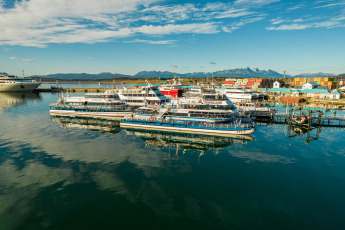 Buenos Aires, Argentina.- En las fotos tomadas el 26 de febrero del 2024, las personas visitan la ciudad turística de Ushuaia, Argentina. El presidente de la Dirección Provincial de Puertos, Roberto Murcia, destacó la normalidad en las operaciones del puerto de Ushuaia a pesar de conflictos portuarios en otras regiones del país e informó sobre una temporada récord de cruceros y turismo, con un aumento significativo en el movimiento de pasajeros.