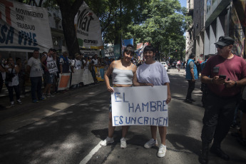 Buenos Aires, Argentina.- En las fotos tomadas el 15 de febrero del 2024, organizaciones sociales se concentraron frente a la sede de la Secretaría de Trabajo de la Nación, en reclamo de "un salario mínimo igual a la canasta básica" y la asistencia alimentaria para comedores y merenderos de todo el país, mientras se llevaba a cabo la reunión del Consejo del Salario Mínimo.