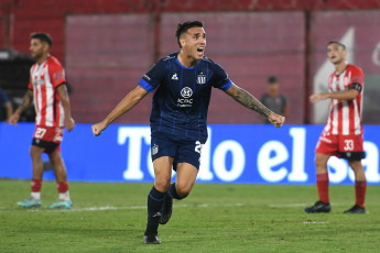 Buenos Aires, Argentina.- En las fotos tomadas el 19 de febrero del 2024, Barracas Central enfrenta a Talleres, por la fecha 6 del torneo Argentina - Copa LPF 2024 en el Estadio Tomás Ducó. Barracas superó 2-1 a Talleres. Los goles del partido para el local los anotaron Marco Iacobellis (1' 1T) y Maximiliano Zalazar (4' 2T). Mientras que el gol de visitante lo hizo Gastón Benavídez (31' 1T).