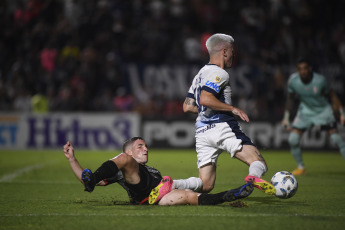 Mendoza, Argentina.- En las fotos tomadas el 29 de febrero del 2024, durante el partido entre Barracas Central e Independiente Rivadavia en el estadio Bautista Gargantini, por la octava jornada de la Primera División. Barracas Central le ganó como visitante a Independiente Rivadavia por 3 a 1, por lo que alcanzó la cima de la Zona A, con 15 puntos.