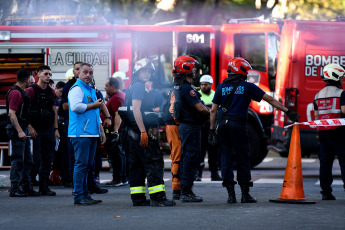 Buenos Aires, Argentina.- En las fotos tomadas el 1 de marzo del 2024, agentes de la Policía de la Ciudad de Buenos Aires y varias dotaciones de bomberos se movilizaron al barrio porteño de Palermo, donde se derrumbó una obra en construcción y dos personas quedaron atrapadas bajo los escombros. Se trata de dos obreros que se encontraban trabajando en el lugar. Ambos fallecieron, según confirmaron fuentes del Sistema de Atención Médica de Emergencia (SAME).