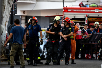 Buenos Aires, Argentina.- En las fotos tomadas el 1 de marzo del 2024, agentes de la Policía de la Ciudad de Buenos Aires y varias dotaciones de bomberos se movilizaron al barrio porteño de Palermo, donde se derrumbó una obra en construcción y dos personas quedaron atrapadas bajo los escombros. Se trata de dos obreros que se encontraban trabajando en el lugar. Ambos fallecieron, según confirmaron fuentes del Sistema de Atención Médica de Emergencia (SAME).