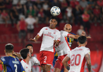 Buenos Aires, Argentina.- En las fotos tomadas el 29 de febrero del 2024, durante el partido entre Huracán y Rosario Central por la octava fecha de la Zona A, en el estadio Tomás Adolfo Ducó. Huracán derrotó 2-0 a Rosario Central y volvió a la victoria luego de 6 fechas (4 derrotas y 2 empates).