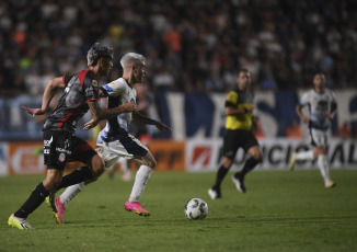 Mendoza, Argentina.- En las fotos tomadas el 29 de febrero del 2024, durante el partido entre Barracas Central e Independiente Rivadavia en el estadio Bautista Gargantini, por la octava jornada de la Primera División. Barracas Central le ganó como visitante a Independiente Rivadavia por 3 a 1, por lo que alcanzó la cima de la Zona A, con 15 puntos.