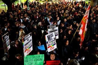 Buenos Aires, Argentina.- En las fotos, miles de activistas feministas y de la diversidad sexual se movilizaron en el barrio porteño de Barracas el 13 de marzo del 2024. Los manifestantes reclaman justicia por Paula, Roxana y Andrea, las tres mujeres lesbianas asesinadas en el marco de un crimen de odio incendiario que tiene una cuarta víctima en recuperación, con el lema “No es libertad es odio” y “Fue Lesbicidio, el Estado es Responsable” .