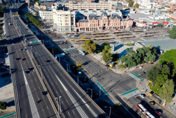 Buenos Aires, Argentina.- En las fotos, muestra las calles de Buenos Aires durante el Paro Nacional de 24 horas que comenzó este jueves 9 de mayo del 2024. Promovido por la Confederación General del Trabajo (CGT), la principal central obrera de Argentina, el paro ocasionó la suspensión de las principales actividades económicas del país como los servicios de transporte de pasajeros y carga, y las actividades bancarias.