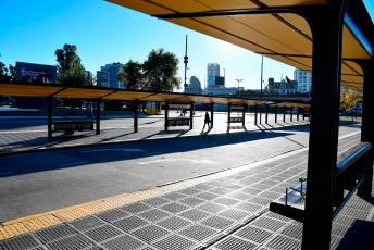 Buenos Aires, Argentina.- En las fotos, muestra las calles de Buenos Aires durante el Paro Nacional de 24 horas que comenzó este jueves 9 de mayo del 2024. Promovido por la Confederación General del Trabajo (CGT), la principal central obrera de Argentina, el paro ocasionó la suspensión de las principales actividades económicas del país como los servicios de transporte de pasajeros y carga, y las actividades bancarias.