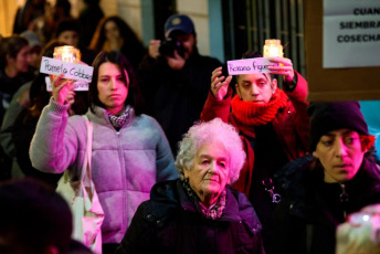 Buenos Aires, Argentina.- En las fotos, miles de activistas feministas y de la diversidad sexual se movilizaron en el barrio porteño de Barracas el 13 de marzo del 2024. Los manifestantes reclaman justicia por Paula, Roxana y Andrea, las tres mujeres lesbianas asesinadas en el marco de un crimen de odio incendiario que tiene una cuarta víctima en recuperación, con el lema “No es libertad es odio” y “Fue Lesbicidio, el Estado es Responsable” .