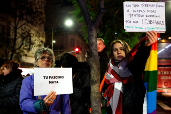 Buenos Aires, Argentina.- En las fotos, miles de activistas feministas y de la diversidad sexual se movilizaron en el barrio porteño de Barracas el 13 de marzo del 2024. Los manifestantes reclaman justicia por Paula, Roxana y Andrea, las tres mujeres lesbianas asesinadas en el marco de un crimen de odio incendiario que tiene una cuarta víctima en recuperación, con el lema “No es libertad es odio” y “Fue Lesbicidio, el Estado es Responsable” .