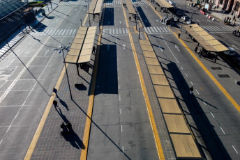 Buenos Aires, Argentina.- En las fotos, muestra las calles de Buenos Aires durante el Paro Nacional de 24 horas que comenzó este jueves 9 de mayo del 2024. Promovido por la Confederación General del Trabajo (CGT), la principal central obrera de Argentina, el paro ocasionó la suspensión de las principales actividades económicas del país como los servicios de transporte de pasajeros y carga, y las actividades bancarias.