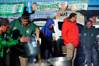 Buenos Aires, Argentina.- En las fotos, muestra las calles de Buenos Aires durante el Paro Nacional de 24 horas que comenzó este jueves 9 de mayo del 2024. Promovido por la Confederación General del Trabajo (CGT), la principal central obrera de Argentina, el paro ocasionó la suspensión de las principales actividades económicas del país como los servicios de transporte de pasajeros y carga, y las actividades bancarias.