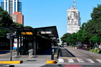 Buenos Aires, Argentina.- En las fotos, muestra las calles de Buenos Aires durante el Paro Nacional de 24 horas que comenzó este jueves 9 de mayo del 2024. Promovido por la Confederación General del Trabajo (CGT), la principal central obrera de Argentina, el paro ocasionó la suspensión de las principales actividades económicas del país como los servicios de transporte de pasajeros y carga, y las actividades bancarias.