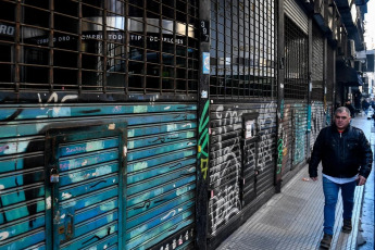 Buenos Aires, Argentina.- En las fotos, muestra las calles de Buenos Aires durante el Paro Nacional de 24 horas que comenzó este jueves 9 de mayo del 2024. Promovido por la Confederación General del Trabajo (CGT), la principal central obrera de Argentina, el paro ocasionó la suspensión de las principales actividades económicas del país como los servicios de transporte de pasajeros y carga, y las actividades bancarias.