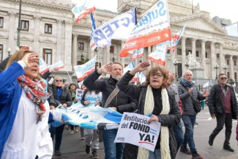 Buenos Aires, Argentina.- En las fotos, muestra el paro de docentes y no docentes en reclamo de un aumento salarial en Buenos Aires, Argentina el 4 de junio del 2024. El paro, se enmarca en el conflicto por el financiamiento de la educación superior, y la restitución del Fondo Nacional de Incentivo Docente (FoNID) y la recomposición salarial.