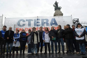 Buenos Aires, Argentina.- En las fotos, muestra el paro de docentes y no docentes en reclamo de un aumento salarial en Buenos Aires, Argentina el 4 de junio del 2024. El paro, se enmarca en el conflicto por el financiamiento de la educación superior, y la restitución del Fondo Nacional de Incentivo Docente (FoNID) y la recomposición salarial.