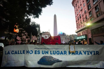 Buenos Aires, Argentina.- En las fotos, diversas organizaciones sociales, de derechos humanos y políticas, sindicatos y personas en situación de calle reclamaron la declaración de la emergencia para quienes se encuentran en esa situación el 8 de julio del 2024. El reclamo se da, después de la difusión de la noticia de que en las últimas dos semanas seis personas murieron a causa del frío en el ámbito de la Ciudad de Buenos Aires.