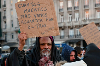 Buenos Aires, Argentina.- En las fotos, diversas organizaciones sociales, de derechos humanos y políticas, sindicatos y personas en situación de calle reclamaron la declaración de la emergencia para quienes se encuentran en esa situación el 8 de julio del 2024. El reclamo se da, después de la difusión de la noticia de que en las últimas dos semanas seis personas murieron a causa del frío en el ámbito de la Ciudad de Buenos Aires.