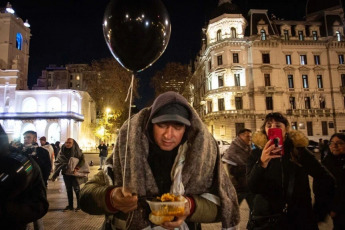 Buenos Aires, Argentina.- En las fotos, diversas organizaciones sociales, de derechos humanos y políticas, sindicatos y personas en situación de calle reclamaron la declaración de la emergencia para quienes se encuentran en esa situación el 8 de julio del 2024. El reclamo se da, después de la difusión de la noticia de que en las últimas dos semanas seis personas murieron a causa del frío en el ámbito de la Ciudad de Buenos Aires.