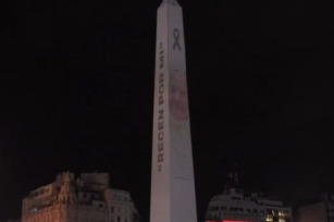 El emblemático Obelisco de Buenos Aires se iluminó en homenaje al Papa Francisco