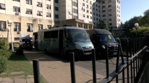 Traslados de detenidos y operativo de seguridad en Comodoro Py durante audiencias judiciales