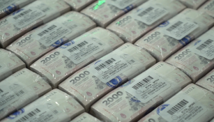 Empaquetado de billetes de 2000 pesos argentinos en proceso de preparación