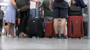 Escenas cotidianas en el Aeroparque Jorge Newbery de Buenos Aires, Argentina