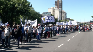 Manifestantes marchan hacia el Ministerio de Desarrollo Social en Buenos Aires