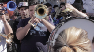 Batucada callejera con música y baile en Buenos Aires