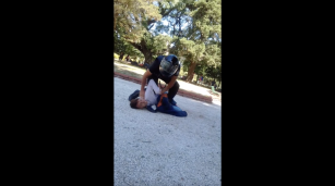 Detención policial de un menor en Plaza San Martín de La Plata con forcejeos