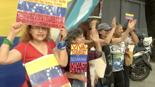 Manifestantes a favor de Nicolás Maduro frente a la Embajada de Venezuela en Buenos Aires