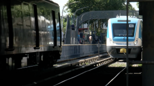 Pasajeros esperan y circulan en estación del tren Mitre en Buenos Aires
