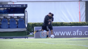 Lionel Messi patea el balón y camina durante entrenamiento en Ezeiza previo al Mundial Qatar 2022