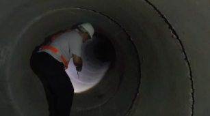 Obreros trabajan en obra de entubamiento urbano en Argentina